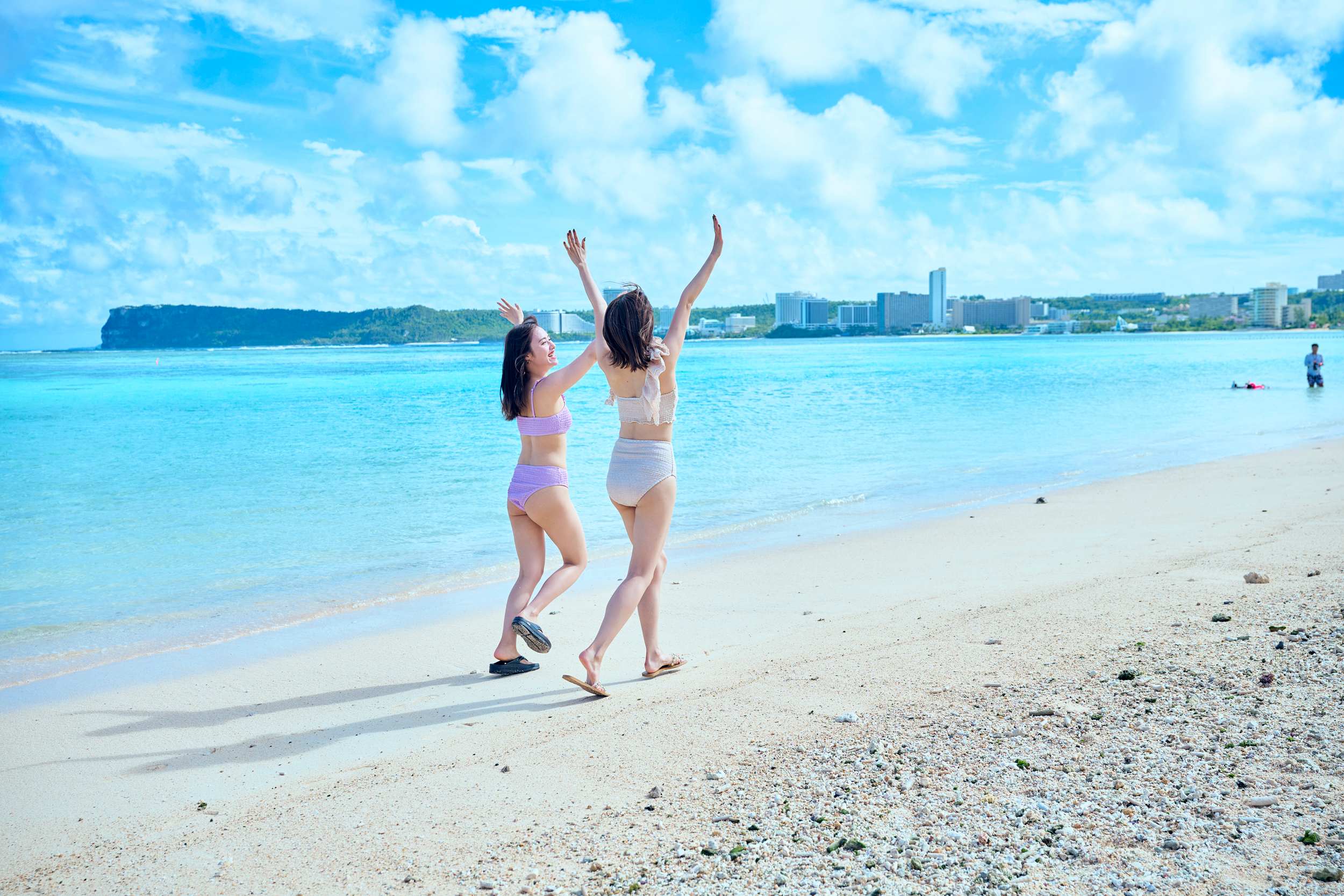 ビーチで遊ぶ女性
