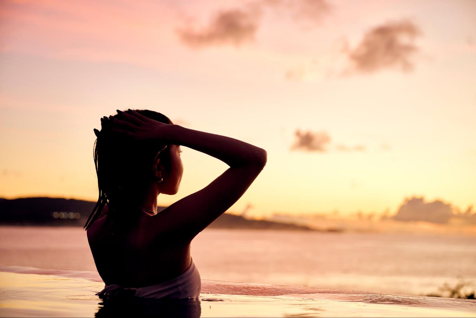 海を眺める女性