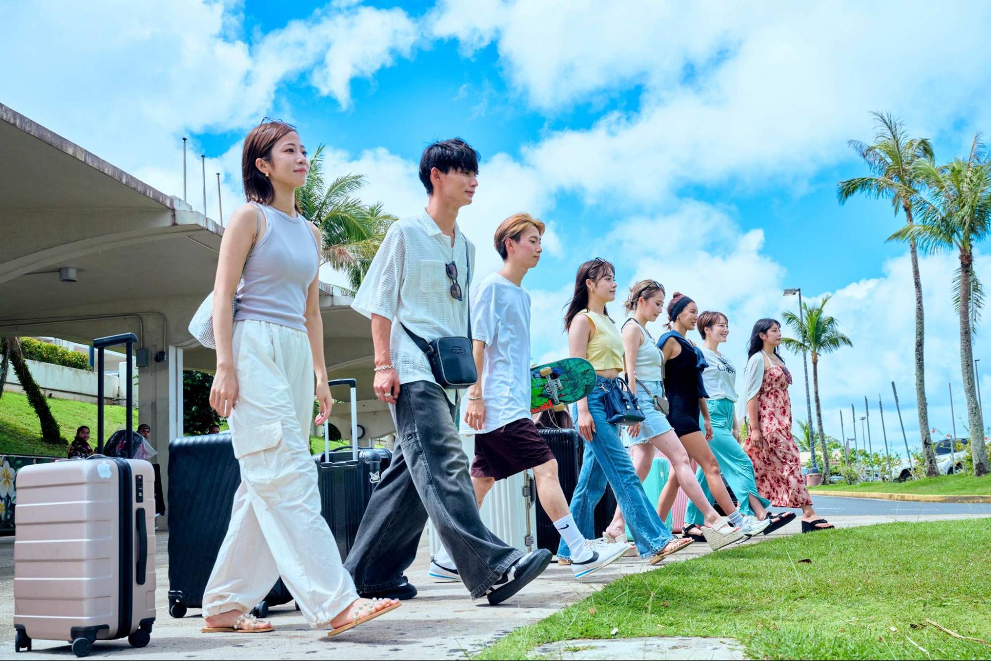 グアム空港を歩く若者