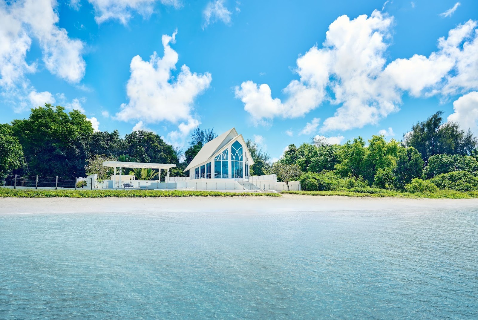 ビーチ沿いの結婚式場