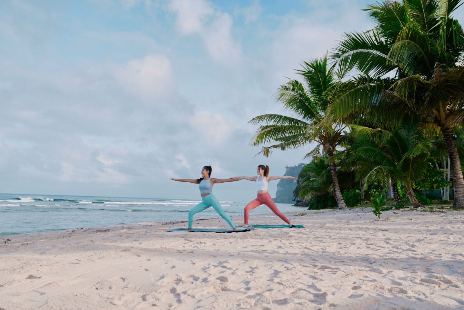 ビーチのヨガ