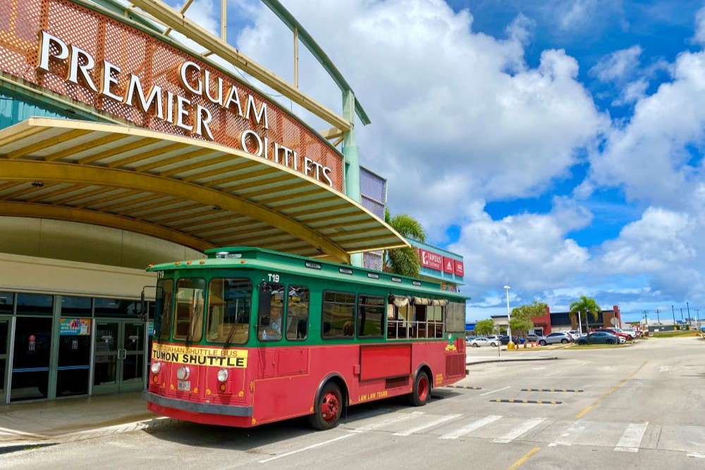 赤いシャトルバス