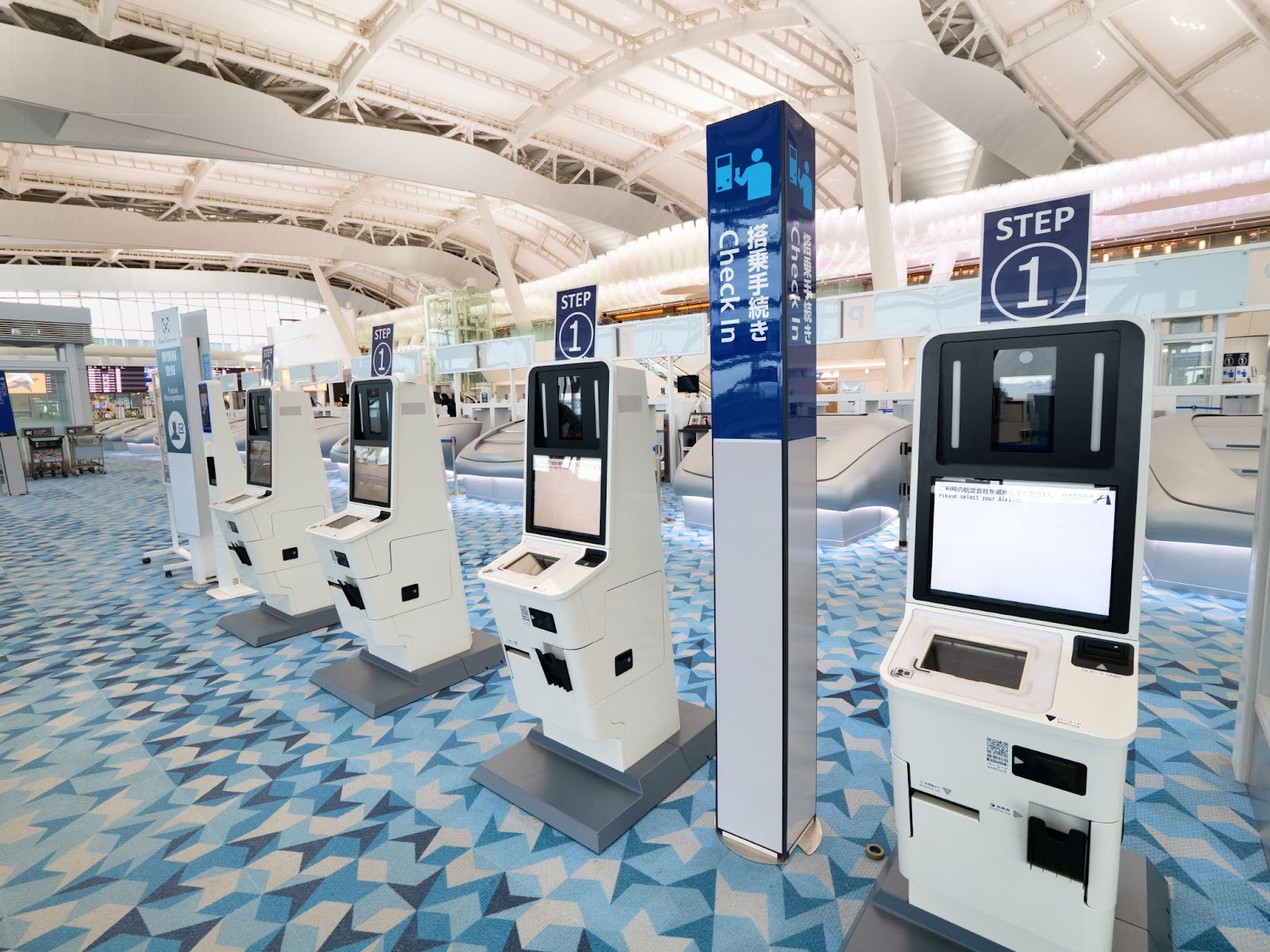空港の自動チェックイン機