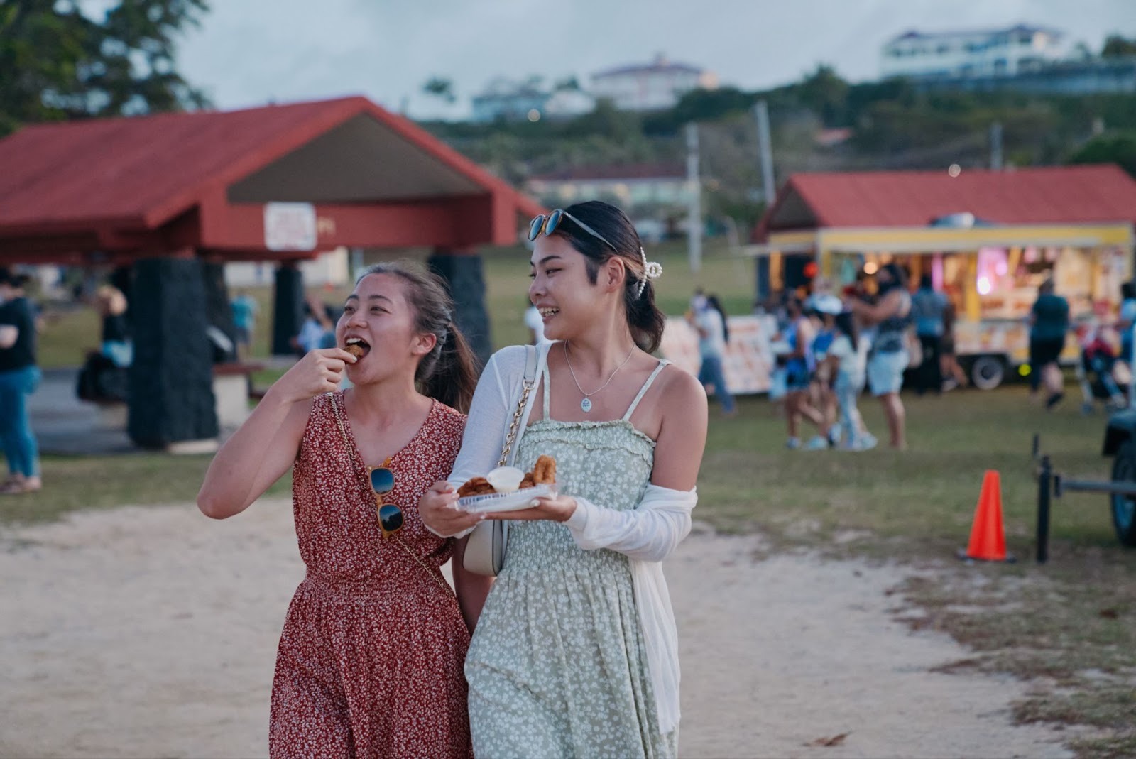 食べ歩き中の女性