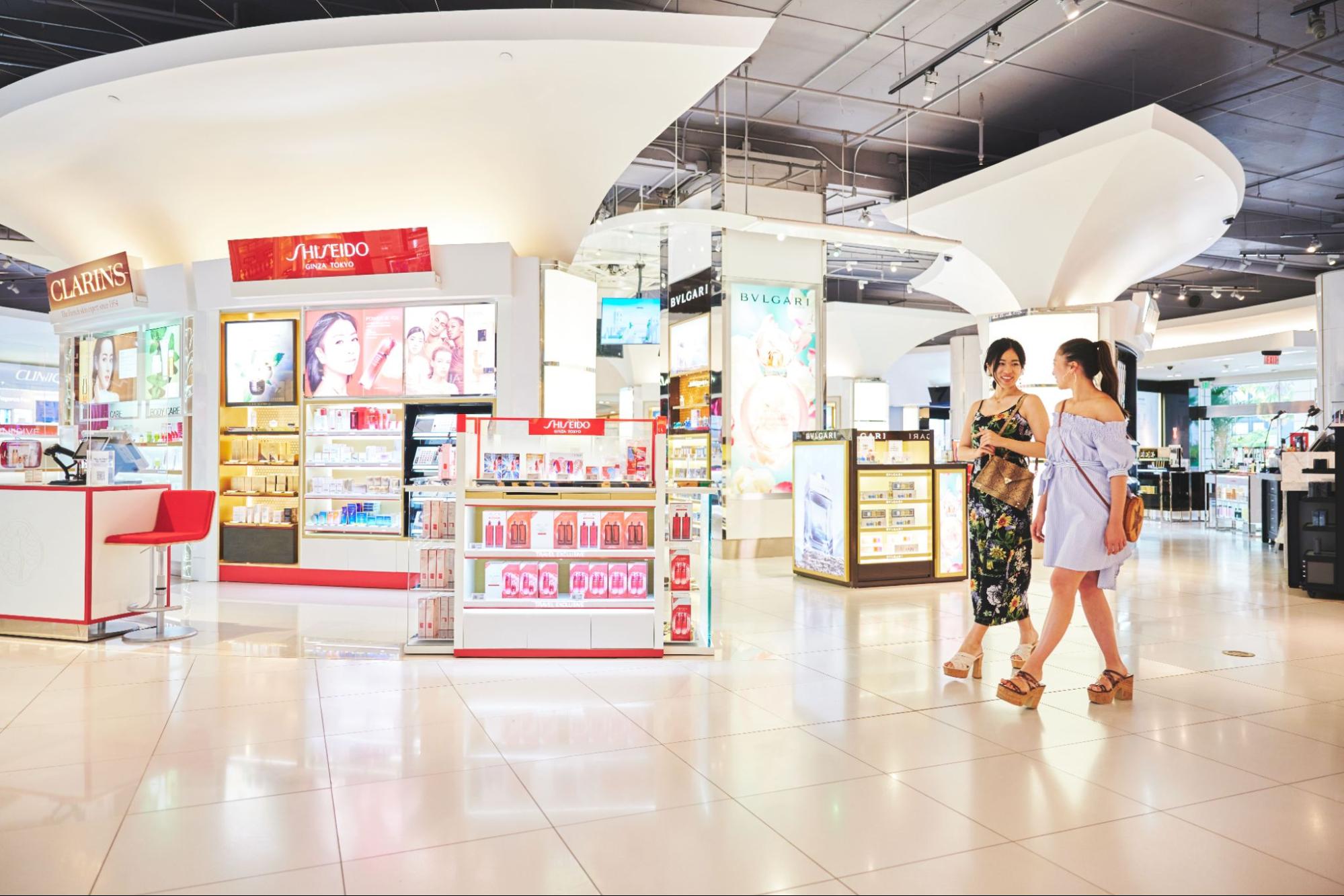 ショッピングをする女性