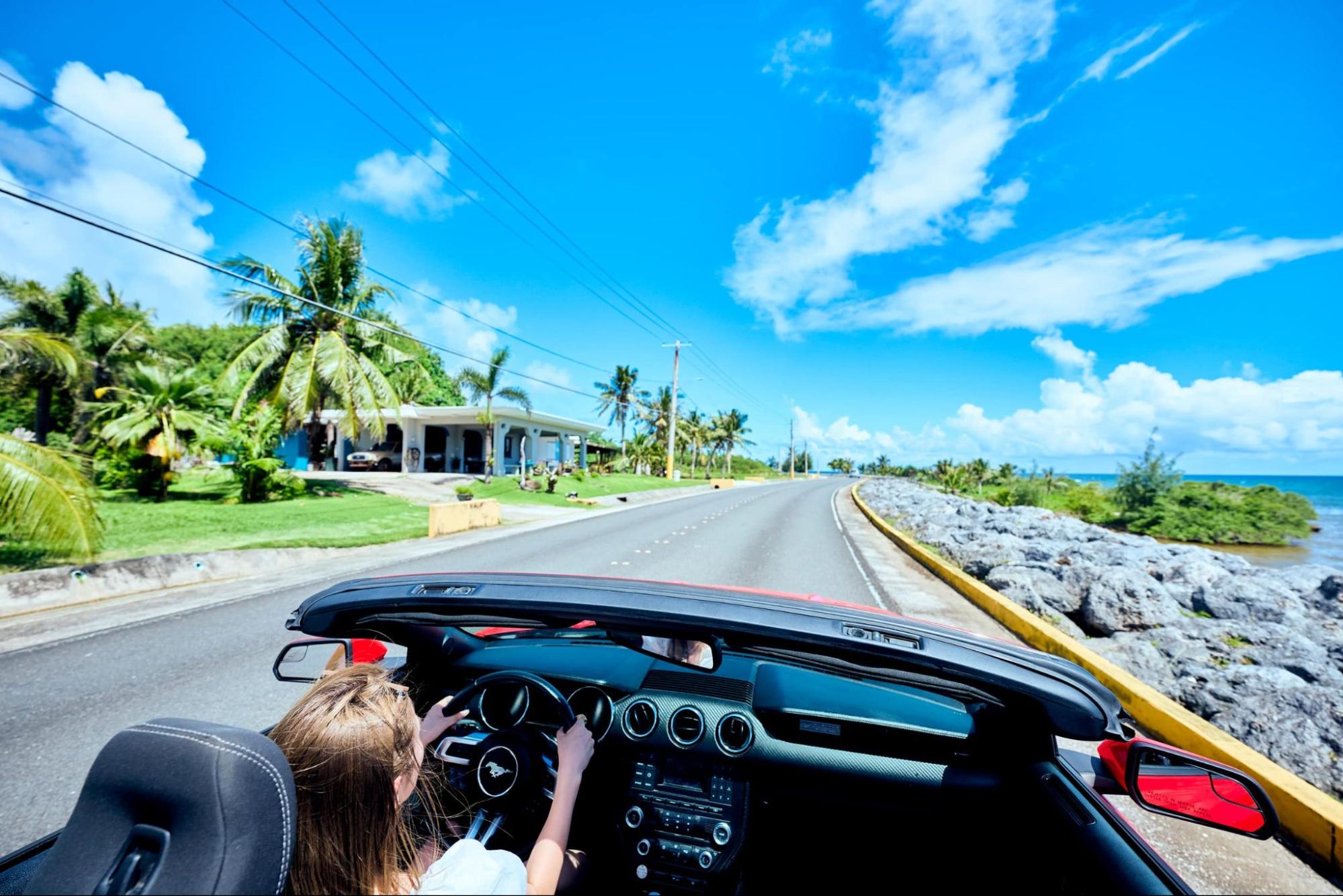 グアムをドライブしている様子