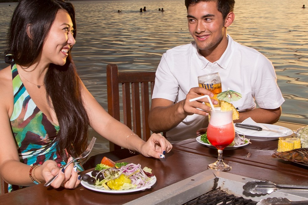 セイルズBBQの男女