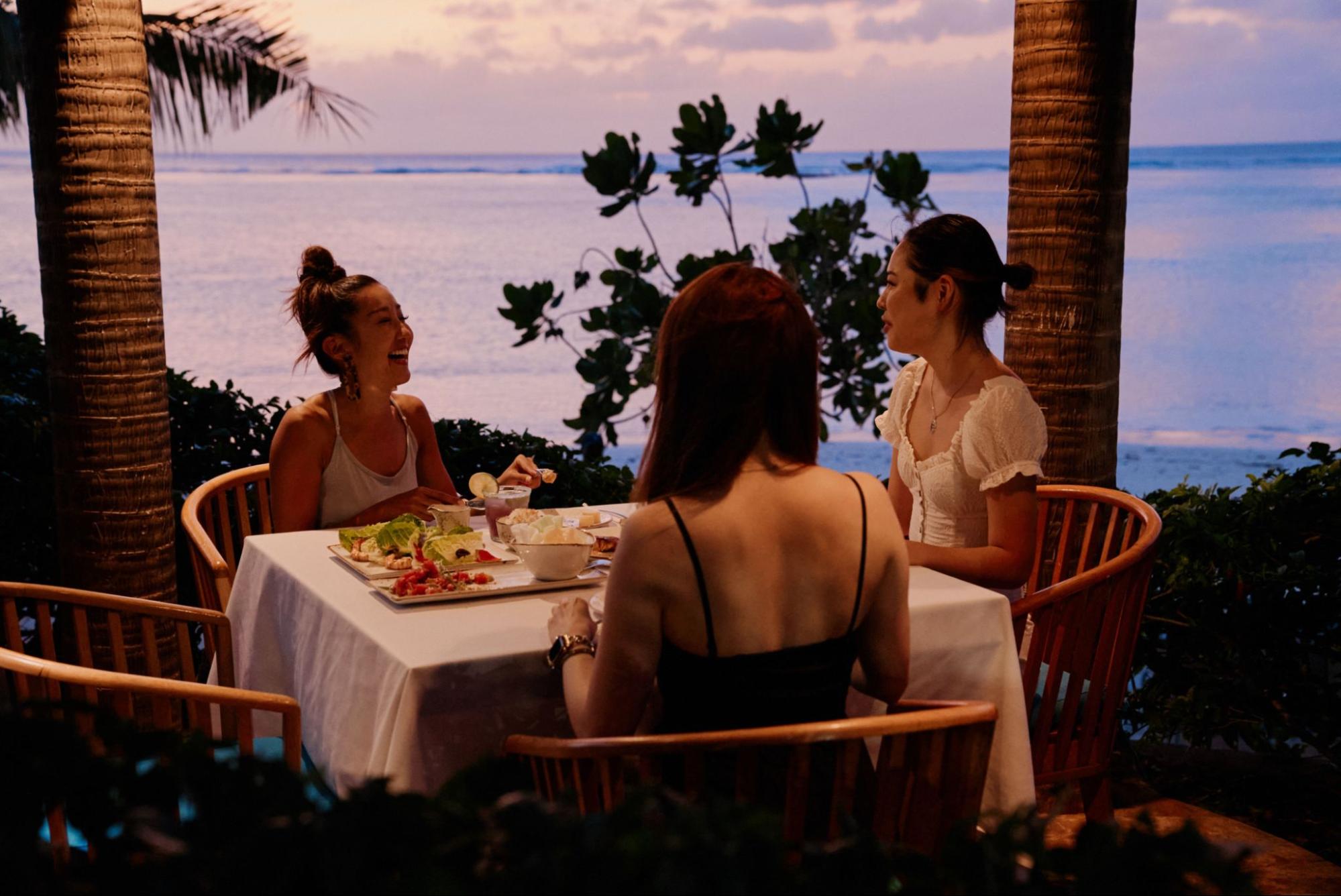 ディナーを楽しむ女性たち