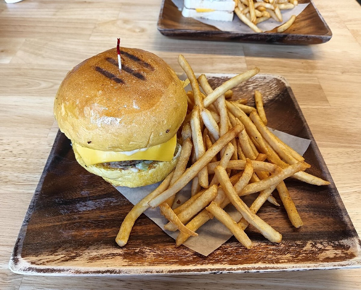 ハンバーガーとフライドポテト