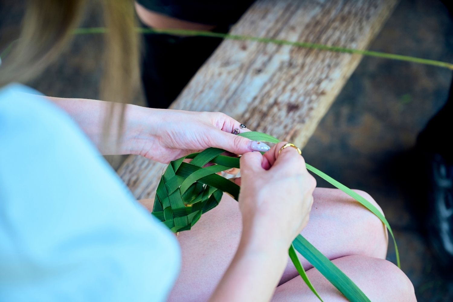 ヤシの葉編み体験