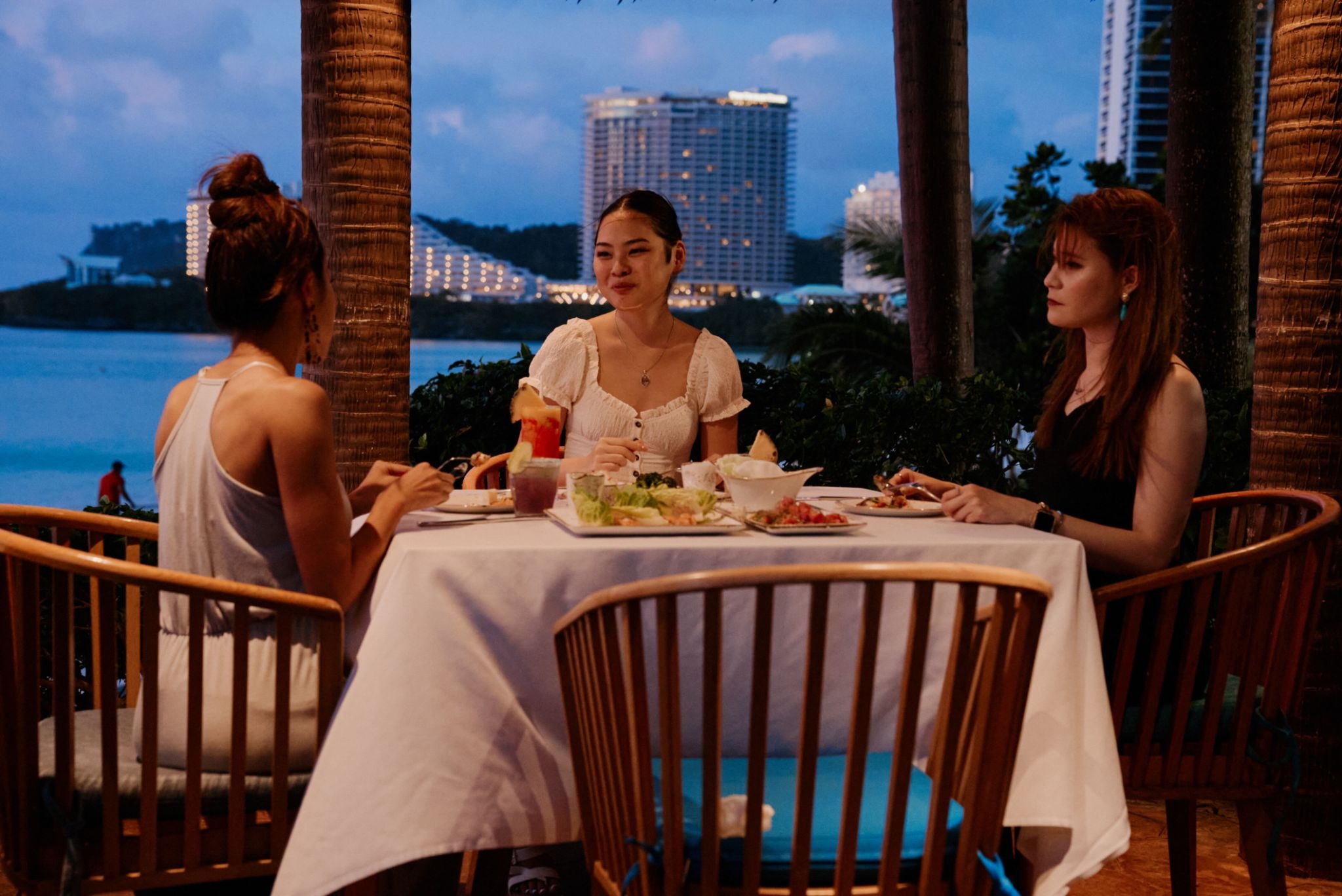 海沿いのテラス席