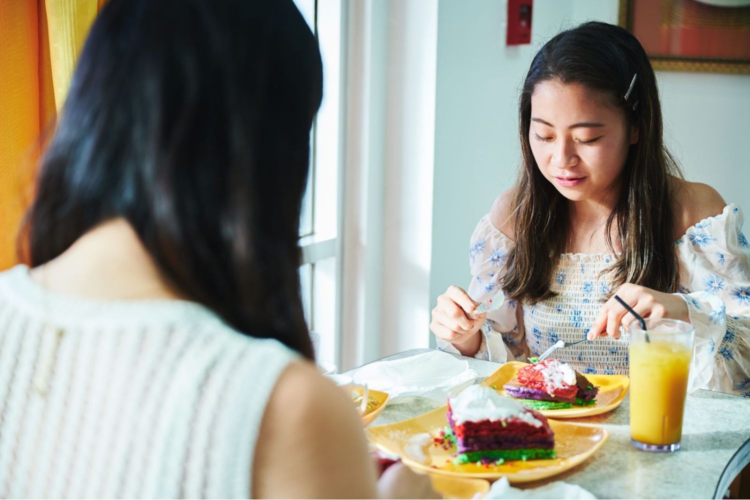 パンケーキを食べる女性