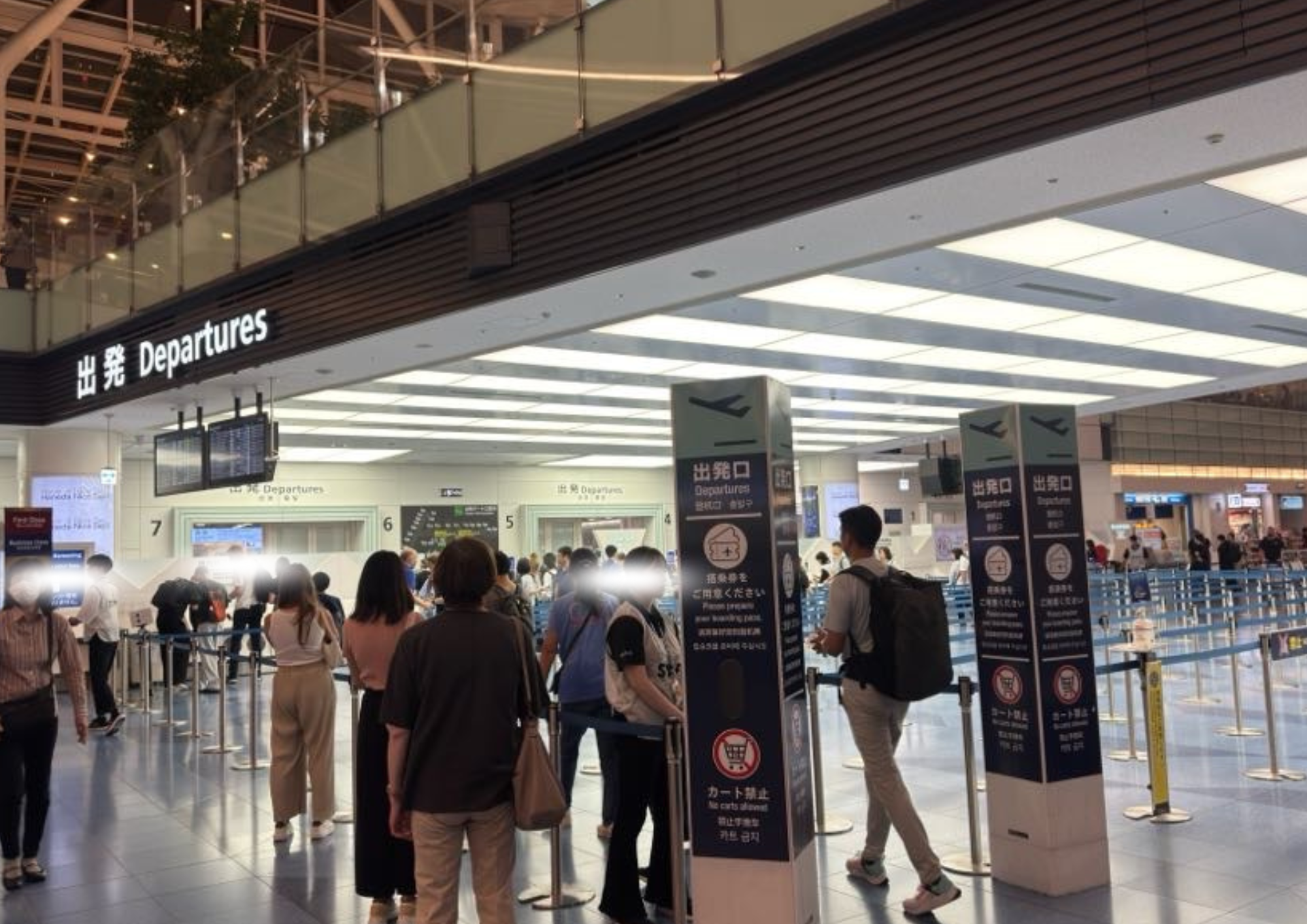 空港の出発口