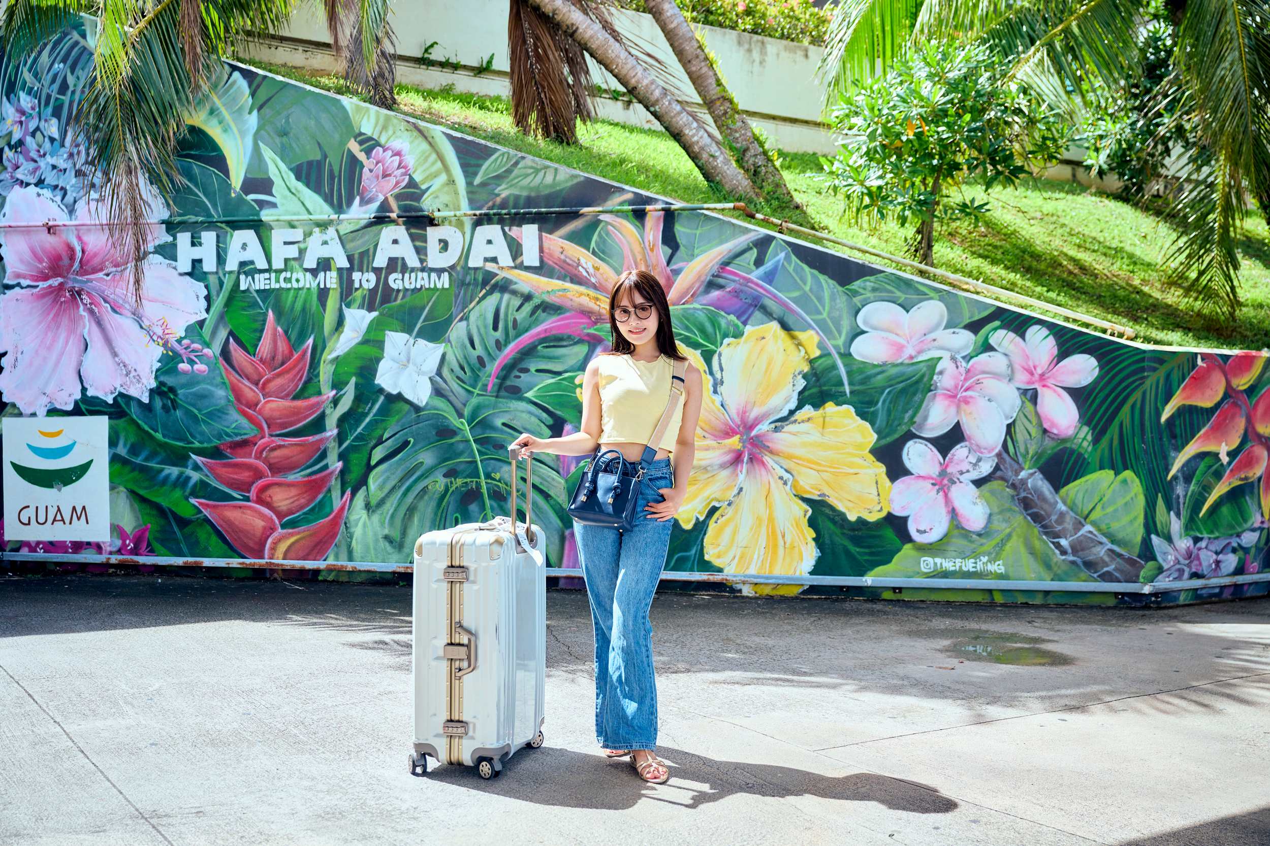 キャリーケースを持つ女性