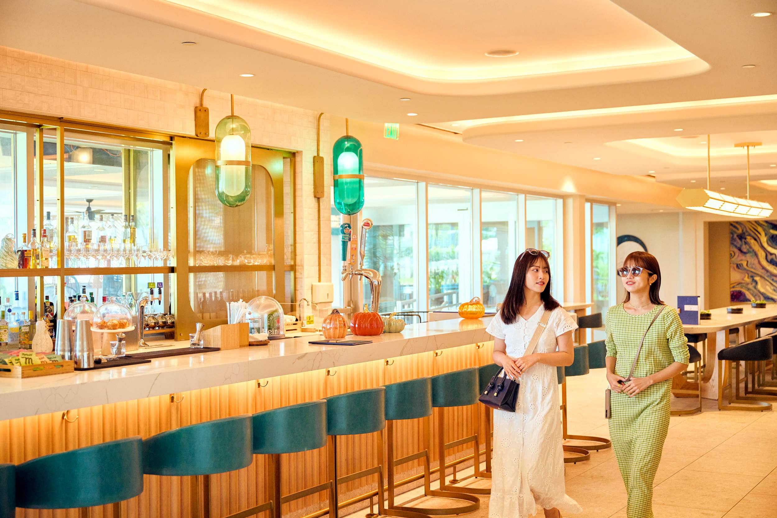 ホテル内を歩く女性